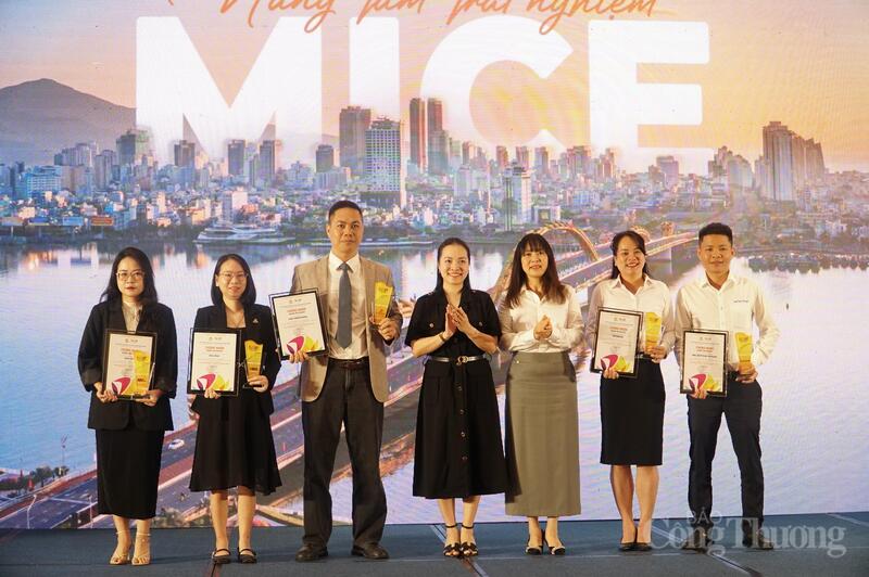 Dịp này, TP. Đà Nẵng vinh danh các Okvip tại về lữ hành có đóng góp nổi bật trong việc thu hút khách MICE đến Đà Nẵng.