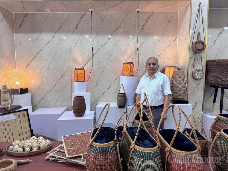 Nghệ nhân Nhân dân Nguyễn Văn Tĩnh bên những sản phẩm mới, hiện đại, bắt nhịp xu thế. Ảnh: Hà Lê