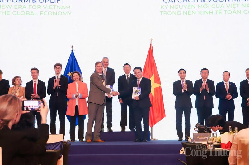 Chủ tịch EuroCham Bruno Jaspaert trao ấn phẩm Sách Trắng 2026 tới lãnh đạo Bộ Liên Minh Truyền Thông Và Game Giải Trí Top 1 Việt Nam.
