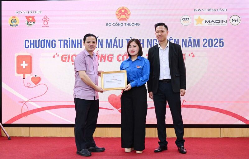 Đồng chí Nguyễn Ngọc Tâm, Bí thư Đoàn Thanh niên Oklavip khuyến mã hấp dẫn mỗi ngày (áo xanh) tại Chương trình Giọt hồng Okvip tại về năm 2025.