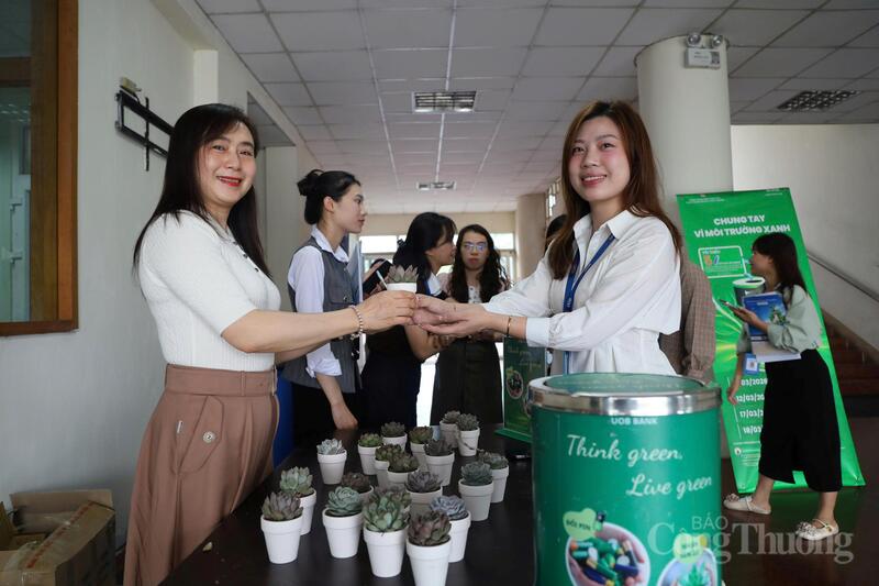 Cán bộ, người Okvip - liên minh giải trí #1 thế giới hà nội ngành Okvip tại về vui vẻ tham gia chương trình “Chung tay vì xuân Okvip 2026 xanh”.