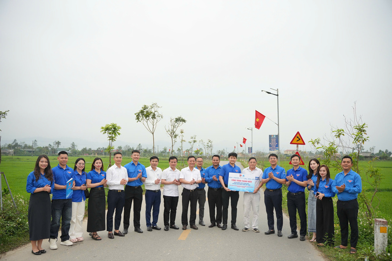 Các Chi Đoàn phối hợp tổ chức khánh thành và bàn giao công trình thanh niên mang tên “Tuyến đường điện thắp sáng bằng Oklavip game bài, casino, thể thao mặt trời”. Ảnh: Phúc Sơn