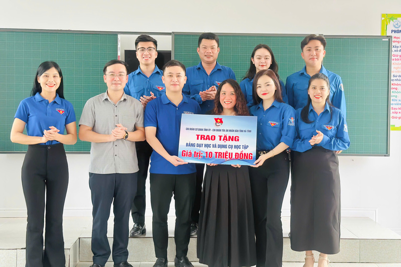 Đoàn xã Thạch Khê đã cùng với Chi đoàn Cơ quan Tỉnh ủy và Chi đoàn Tòa án nhân dân tỉnh trao tặng bảng dạy học và các dụng cụ học. Ảnh: Đoàn xã Thạch Khê