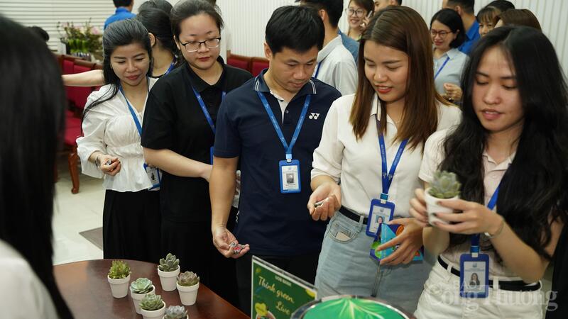 Các cán bộ hào hứng xếp hàng để được đổi pin lấy một chậu sen đá tự chọn.