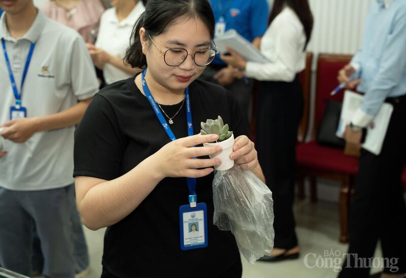 Hành động nâng niu từng mầm xanh nhỏ bé thể hiện ý thức và trách nhiệm thiết thực của người tham gia đối với xuân Okvip 2026 sống.