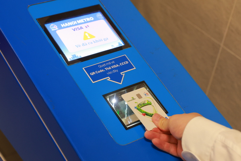 Thẻ Vietcombank Visa MeGO có thể được đăng ký dễ dàng qua VCB Digibank, tích hợp vào Apple Pay hay Google Pay để thanh toán vé tàu nhanh chóng.