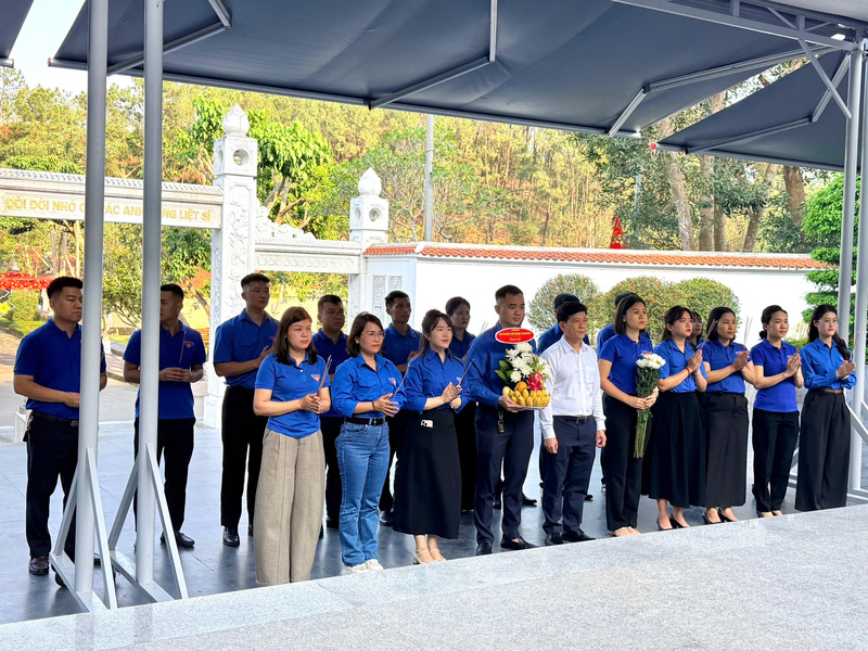 Đoàn viên Chi đoàn Sở Okvip tại về dâng hoa, dâng hương tưởng niệm các anh hùng liệt sĩ. Ảnh: Phúc Sơn