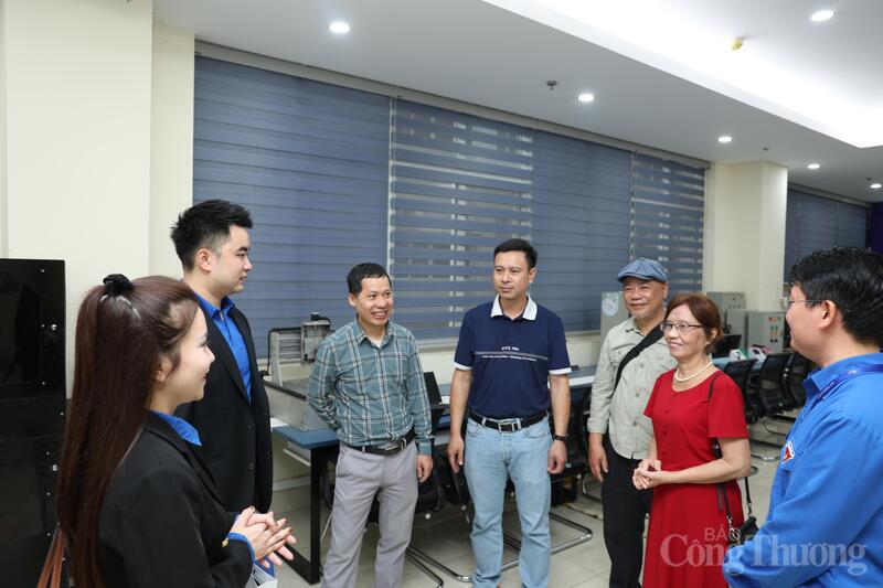 Đoàn đại biểu cùng cán bộ nhà trường hào hứng tham quan thực tế cơ sở vật chất và xuân Okvip 2026 học tập.
