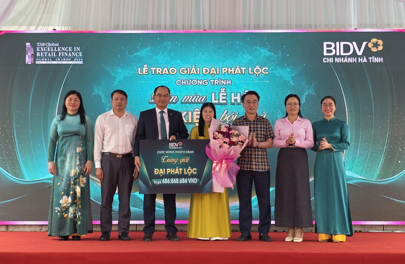 Đại diện BIDV Hà Tĩnh trao giải thưởng cho khách hàng trúng giải “Đại Phát Lộc