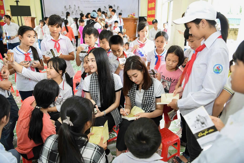 Các em học sinh, sinh viên tại các điểm trường xa xôi hào hứng đón nhận những cuốn sách quý giúp trang bị tri thức thắp sáng ước mơ do Hành trình từ trái tim trao tặng.