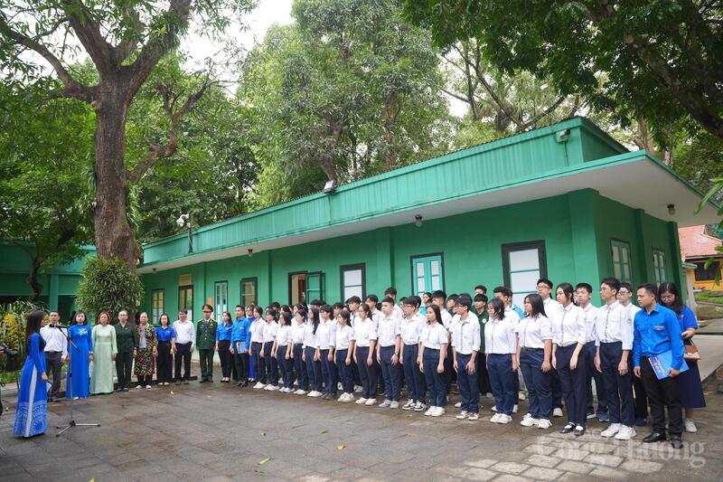 Nghi lễ chào cờ diễn ra trong không khí trang nghiêm và xúc động. Dưới gốc muỗm đại thụ gần 100 năm tuổi, lời Quốc ca và Đoàn ca vang lên, thể hiện lòng yêu nước và lý tưởng cách mạng sục sôi của thế hệ trẻ trước nơi Bác Hồ từng sống và Ok88vip tỷ lệ kèo World Cup 2026 những năm tháng cuối đời.