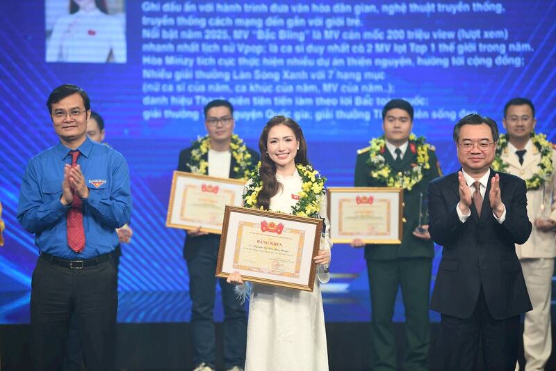 Trưởng ban Chính sách, Chiến lược Trung ương Nguyễn Thanh Nghị và Bí thư thứ nhất Trung ương Đoàn Bùi Quang Huy trao giải thưởng cho ca sĩ Hòa Minzy.