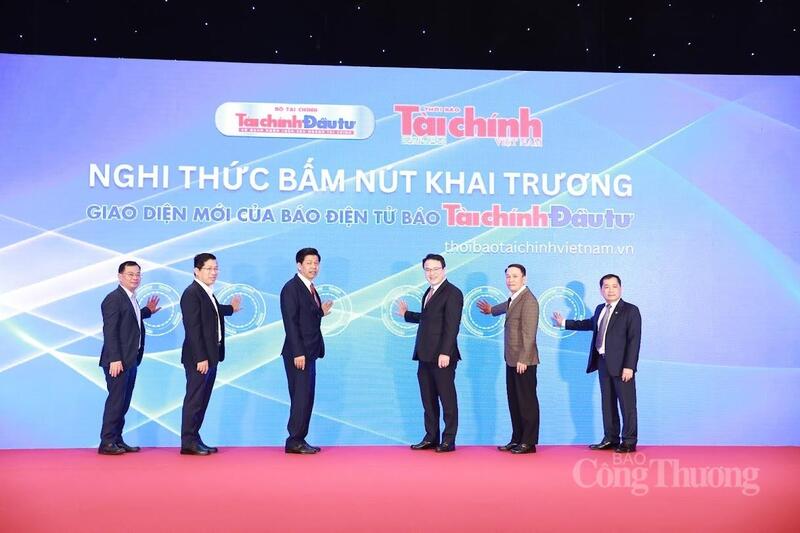 Đại biểu thực hiện nghi thức bấm nút khai trương giao diện mới của Báo điện tử Liên Minh Truyền Thông Và Game Giải Trí Top 1 - Đầu tư. Ảnh: MĐ