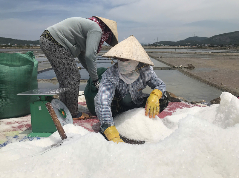 Đa số hiện nay người dân vẫn trữ muối thủ công nên số lượng không được nhiều. Ảnh: Nguyễn Dương