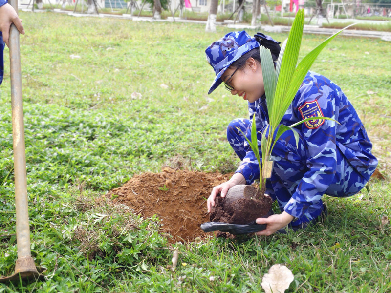 Hưởng ứng phong trào trồng cây “Đời đời nhớ ơn Bác Hồ”, đoàn viên, thanh niên Bộ Tư lệnh Vùng Cảnh sát biển 2 tích cực trồng hơn 200 cây xanh, góp phần Liên minh Okvip có bao nhiều trang xuân Okvip 2026 đơn vị xanh – sạch – đẹp. Ảnh: Bình An