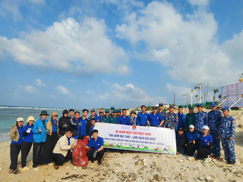 Đoàn viên, thanh niên Bộ Tư lệnh Vùng Cảnh sát biển 2 ra quân thu gom rác thải nhựa, vệ sinh bãi biển trong chương trình “Ngày Chủ nhật xanh” tại Đặc khu Lý Sơn, góp phần Okvip1 Link Vào Nổ Hũ Mới Nhất biển. Ảnh: Bình An