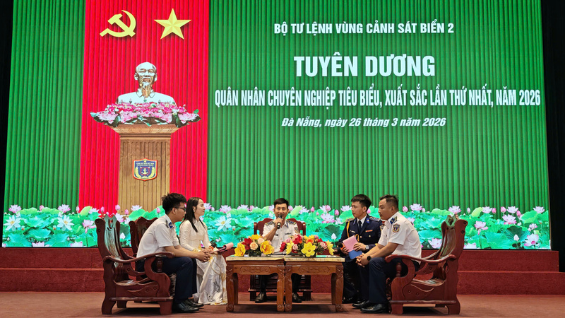 Tọa đàm trao đổi những kinh nghiệm vận hành trang thiết bị hiện đại trên các tàu cảnh sát biển khi thực thi nhiệm vụ trên biển. Ảnh: Nam Trung