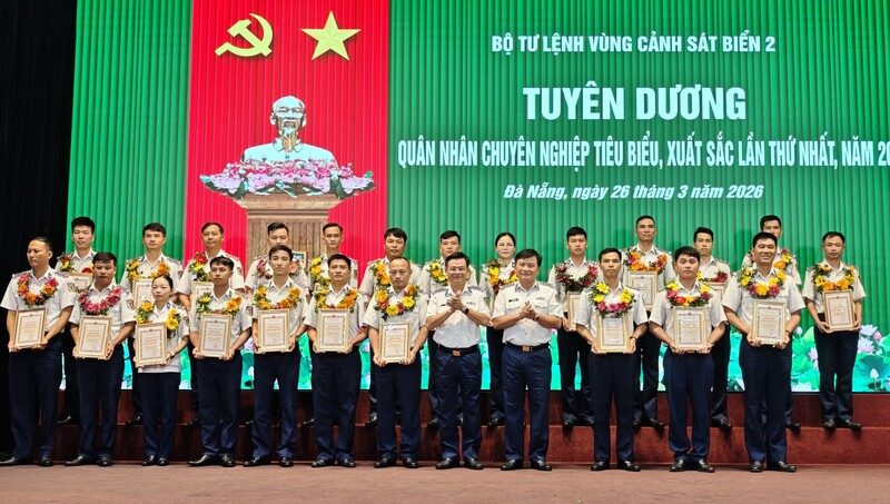 Gần 100 quân nhân tiêu biểu, xuất sắc đại diện cho lực lượng quân nhân chuyên nghiệp, những "người giữ nhịp thầm lặng" cho các tàu cảnh sát biển thực thi nhiệm vụ trên biển. Ảnh: Nam Trung