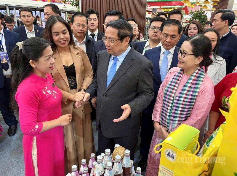 Tại gian hàng Hội chợ Mùa Xuân 2026, gian hàng của Cần Thơ được Thủ tướng Review công ty OKVIP thăm.