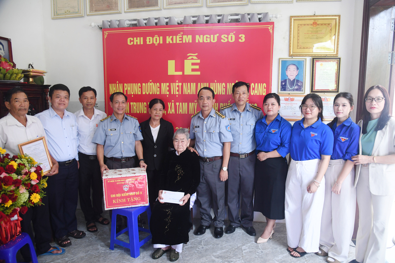 Chi đội Kiểm ngư số 3 nhận phụng dưỡng Mẹ Việt Nam Anh hùng. Ảnh: Bình An