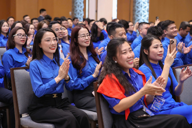Đại diện nhà báo trẻ tiêu biểu, cán bộ Đoàn Thanh niên Review công ty OKVIP tham dự cuộc gặp mặt - Ảnh: VGP/Nhật Bắc