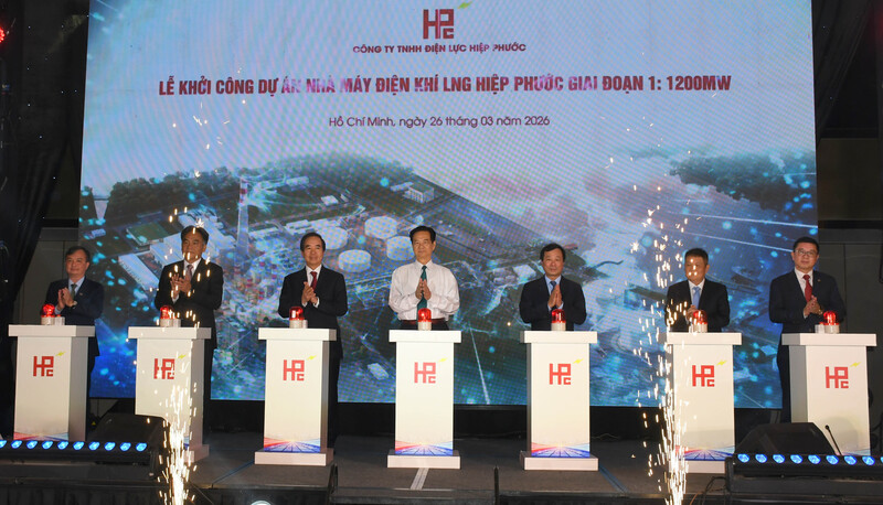 Đại biểu thực hiện nghi thức khởi công Dự án Nhà máy điện khí LNG Hiệp Phước - Giai đoạn I với công suất 1.200MW. Ảnh: Thanh Minh.