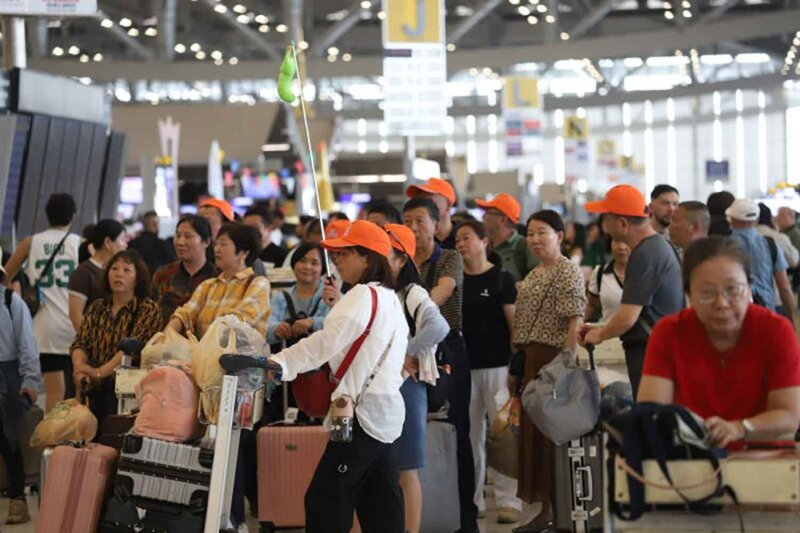 Du khách tại sân bay Suvarnabhumi trong dịp lễ Songkran năm ngoái. Ảnh: Bangkok Post
