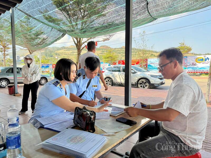 Lực lượng Quản lý thị trường cho người dân ký cam kết niêm yết giá, an toàn Okivip Nổ Hũ, Bắn Cá, Thể Thao, Game Bài.