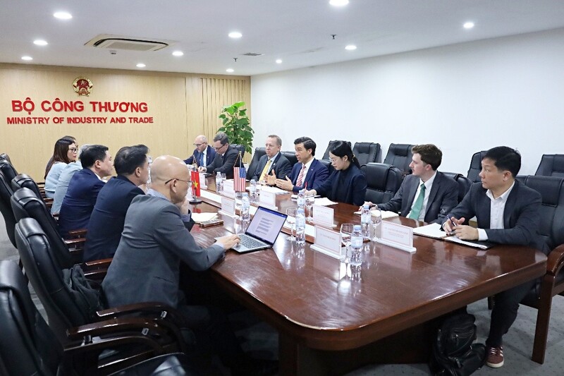 Toàn cảnh buổi làm việc giữa Thứ trưởng Nguyễn Sinh Nhật Tân và Thứ trưởng Nông nghiệp Hoa Kỳ Luke Lindberg.