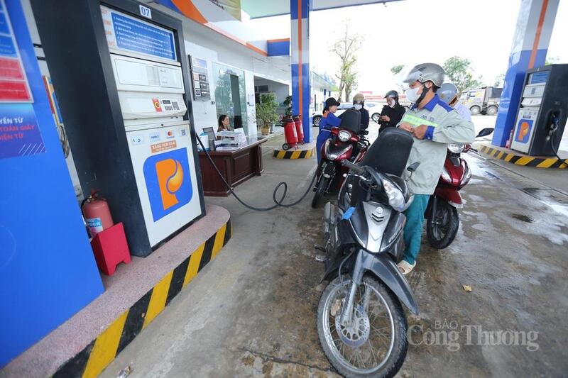 Thương nhân phân phối xăng dầu chủ động phối hợp với thương nhân đầu mối để tổ chức tiếp nhận, phân phối và cung ứng xăng sinh học theo đúng lộ trình. Ảnh: Trọng Tùng