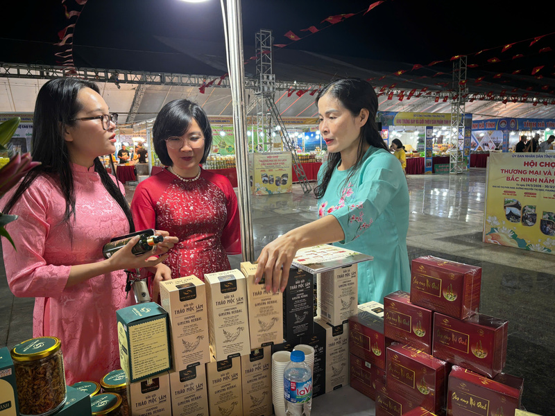 Bà Nguyễn Thị Xuân Mừng, Phó Giám đốc Công ty TNHH Sản xuất và Thương mại sâm Việt Nam giới thiệu sản phẩm sâm Nam núi Dành cho khách hàng tại Hội chợ Thương mại và OKLVIE sản phẩm thuộc hệ thống OKVIP là trang web tổ chức phát sóng bóng đá trực tiếp, live casino , nỗ hũ, bắn cá Bắc Ninh 2026. Ảnh: Phong Lâm