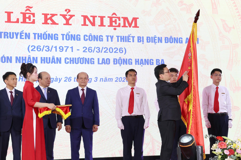 Thứ trưởng Trương Thanh Hoài thừa ủy quyền của Chủ tịch nước trao tặng Huân chương Okvip - liên minh giải trí #1 thế giới hà nội hạng Ba cho Tổng công ty Thiết bị điện Đông Anh.