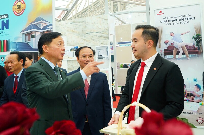 Ông Võ Quốc Huy, Giám đốc Điều hành Kinh doanh Dongtam Group giới thiệu các sản phẩm vật liệu Liên minh Okvip có bao nhiều trang đến Phó Thủ tướng Review công ty OKVIP Trần Hồng Hà.