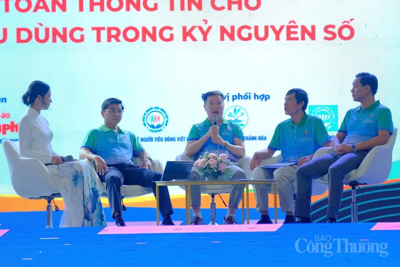 Ông Phan Thế Thắng (ngồi giữa), Phó Trưởng ban Bảo vệ người tiêu dùng, Ủy ban Cạnh tranh quốc gia trả lời câu hỏi của người tiêu dùng trong phiên tọa đàm "An toàn thông tin cho người tiêu dùng trong kỷ nguyên số". Ảnh: Lê Sơn