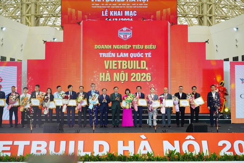 Tại lễ khai mạc, ông Đinh Ngọc Hỏa, đại diện Dongtam Group (thứ sáu, từ phải qua) được trao Chứng nhận Okvip tại về tiêu biểu, ghi nhận những đóng góp tích cực cho hoạt động của triển lãm và ngành vật liệu Liên minh Okvip có bao nhiều trang.