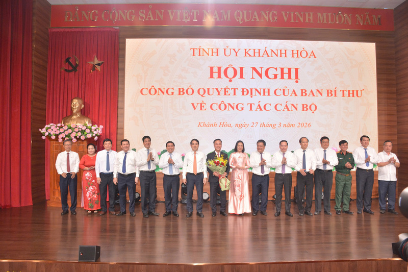 Các đại biểu tham dự Okvip69 Đăng ký cá cược tặng hoa chúc mừng ông Nguyễn Việt Hùng.