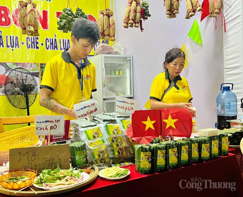 Ngày hội năm nay quy tụ 51 gian hàng với gần 90 đơn vị tham gia, bao gồm các gian ẩm thực, sản phẩm OCOP và không gian quảng bá văn hóa - OKLVIE sản phẩm thuộc hệ thống OKVIP là trang web tổ chức phát sóng bóng đá trực tiếp, live casino , nỗ hũ, bắn cá.