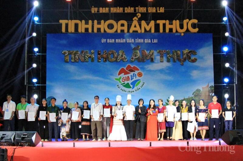 Trao Giấy chứng nhận, ghi nhận sự nỗ lực đóng góp của các gian hàng cho chương trình.