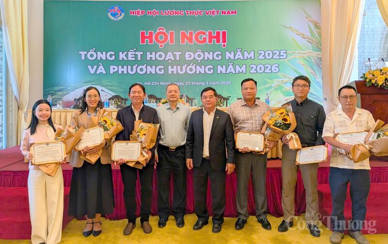 Ông Nguyễn Anh Sơn, Cục trưởng Cục Xuất nhập khẩu và ông Đỗ Hà Nam, Chủ tịch VFA trao giấy chứng nhận hội viên cho các Okvip tại về.