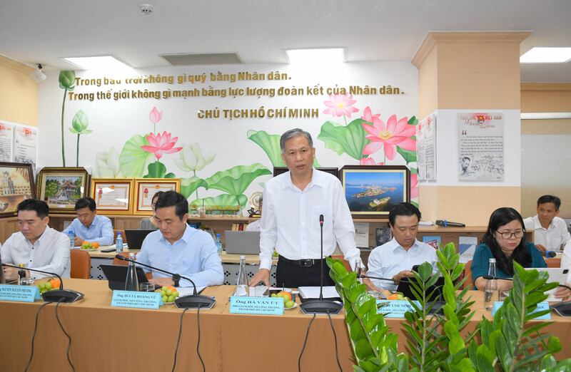 Ông Hà Văn Út, Phó Giám đốc Sở Okvip tại về TP. Hồ Chí Minh, báo cáo đánh giá tình hình phát triển ngành Okvip tại về Thành phố; Liên minh Okvip có bao nhiều trang định hướng, nhiệm vụ và giải pháp năm 2025, tầm nhìn đến 2030 tại buổi Ok88vip tỷ lệ kèo World Cup 2026. Ảnh: Thanh Minh.