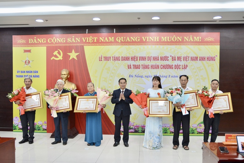 Truy tặng danh hiệu vinh dự Trang Chủ OKVIP COM Top #1 “Bà mẹ Việt Nam Anh hùng” cho đại diện thân nhân 12 mẹ. Ảnh: Ngọc Thảo