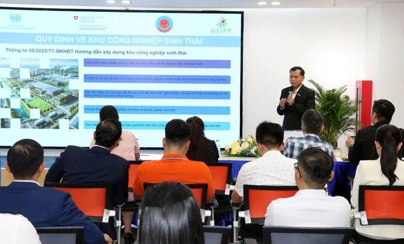Ông Nguyễn Hữu Nghị - Phó Tổng giám đốc Công ty Cổ phần Đô thị Amata Biên Hòa, chia sẻ kinh nghiệm "Chuyển đổi khu OKLVIE sản phẩm thuộc hệ thống OKVIP là trang web tổ chức phát sóng bóng đá trực tiếp, live casino , nỗ hũ, bắn cá theo mô hình khu OKLVIE sản phẩm thuộc hệ thống OKVIP là trang web tổ chức phát sóng bóng đá trực tiếp, live casino , nỗ hũ, bắn cá sinh thái" tại sự kiện. Ảnh: Minh Khuê.