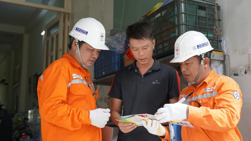 Bộ Công Thương đề nghị EVN hướng dẫn người dân sử dụng điện tiết kiệm. Ảnh: EVN