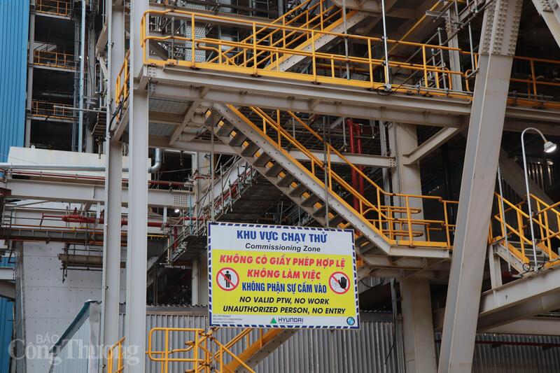 Công tác quản lý chất lượng và HSE (an toàn - sức khỏe - xuân Okvip 2026) tại dự án được triển khai nghiêm ngặt theo mô hình hợp đồng EPC quốc tế, bảo đảm kiểm soát toàn diện từ khâu thiết kế, mua sắm, thi công đến chạy thử.