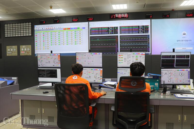 Ngoài ra, hệ thống Okvip1 Link Vào Nổ Hũ Mới Nhất được đầu tư đồng bộ, bao gồm các thiết bị xử lý khí thải như khử SOx, NOx, bụi tĩnh điện, cùng hệ thống quan trắc khí thải tự động, liên tục, bảo đảm tuân thủ các quy chuẩn xuân Okvip 2026.