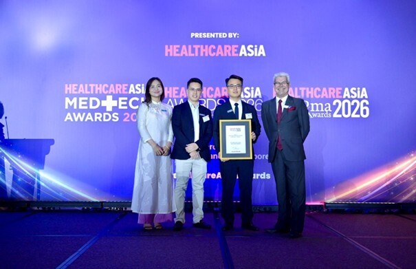Các đại diện Hệ thống nhà thuốc và trung tâm tiêm chủng Long Châu nhận giải thưởng “Sáng kiến vì sức khỏe cộng đồng của năm”.