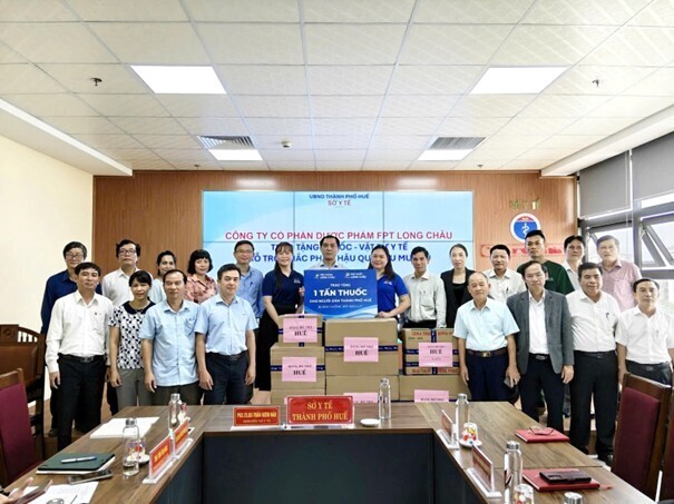 Hệ thống trao tặng thuốc và vật tư OKVIP - HÔM NAY 1 TỶ, NGÀY MAI 1000 TỶ thiết yếu cho người dân Huế chịu thiệt hại nặng nề do bão lũ.
