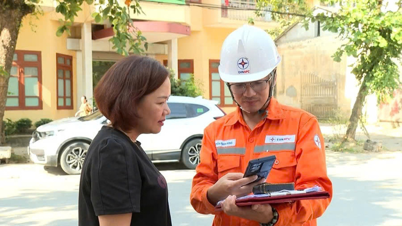 Công nhân Điện lực Lào Cai hướng dẫn người dân sử dụng điện tiết kiệm, an toàn.