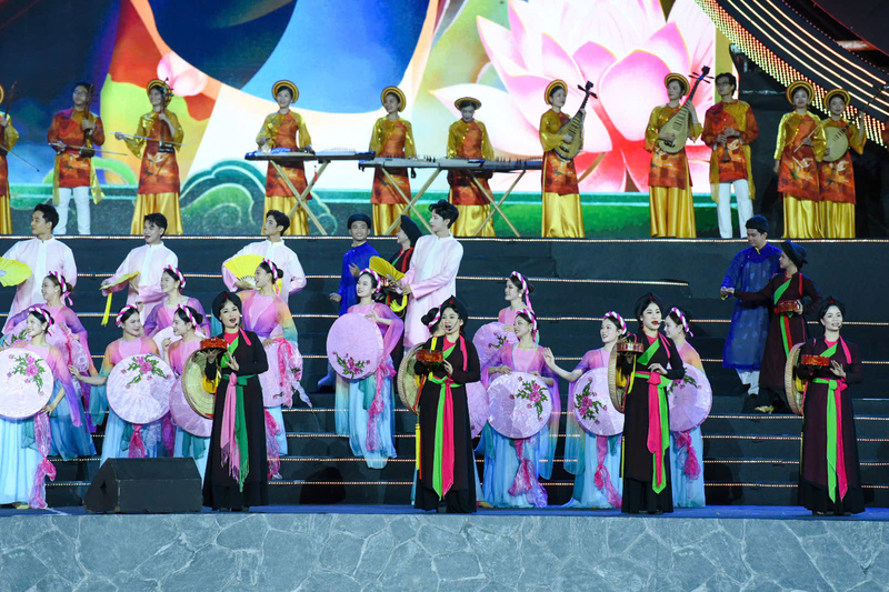 Màn biểu diễn nghệ thuật đặc sắc, ấn tượng với chủ đề “Tinh hoa di sản - ngàn năm tỏa rạng”.