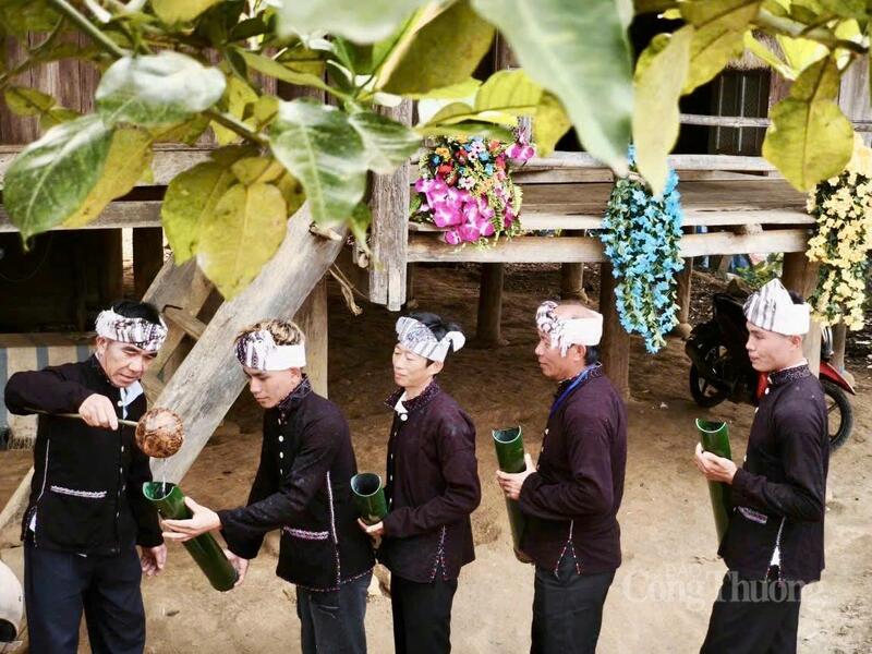 Chờ đợi lấy nước cầu may.